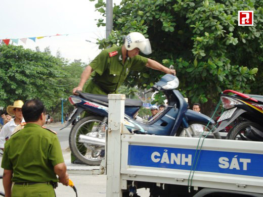 ベトナムの公安はこんな感じでバイクをトラックに積んで回収していきます