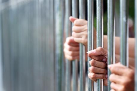 Khi quyết định hình phạt tù đối với người chưa thành niên phạm tội thì cần lưu ý những vấn đề gì?