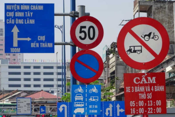 What are the signposts for the pedestrian tunnel in Vietnam? What is the effect of signposts?